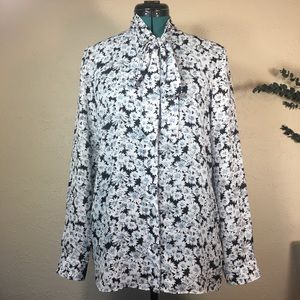 Pussybow blouse in daisy floral print